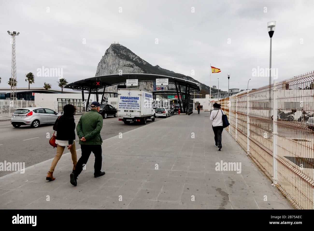 People on their way to the border crossing to Gibraltar on 14.02.2019. Thousands of Spaniards commute every day from Spain to Gibraltar to get to their workplace. Gibraltar is waiting to see how Britain's future withdrawal from the European Union might affect Gibraltar. In the 2016 brexite vote, 96 percent of Gibraltarians voted in favour of the UK remaining in the EU. [automated translation] Stock Photo