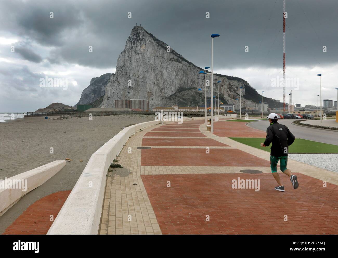 A jogger is running in Spain, near the border with Gibraltar, on 14.02.2019. Gibraltar is waiting to see what effect Britain's future withdrawal from the European Union might have on Gibraltar. In the 2016 brexite vote, 96 percent of Gibraltarians voted in favour of the UK remaining in the EU. [automated translation] Stock Photo