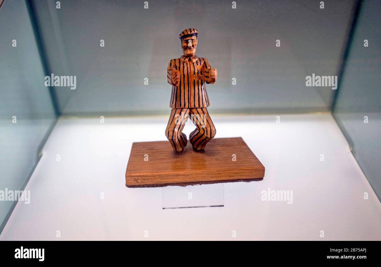 Germany, Sachsenhausen, 03.10.2018. Wooden figure in the museum of the concentration camp Sachsenhausen on 03.10.2018. Prisoner in knee bend with outstretched arms. Woodwork of an unknown prisoner of the Sachsenhausen concentration camp. Spor on the roll call square was a method popular with the SS to torture the prisoners. [automated translation] Stock Photo