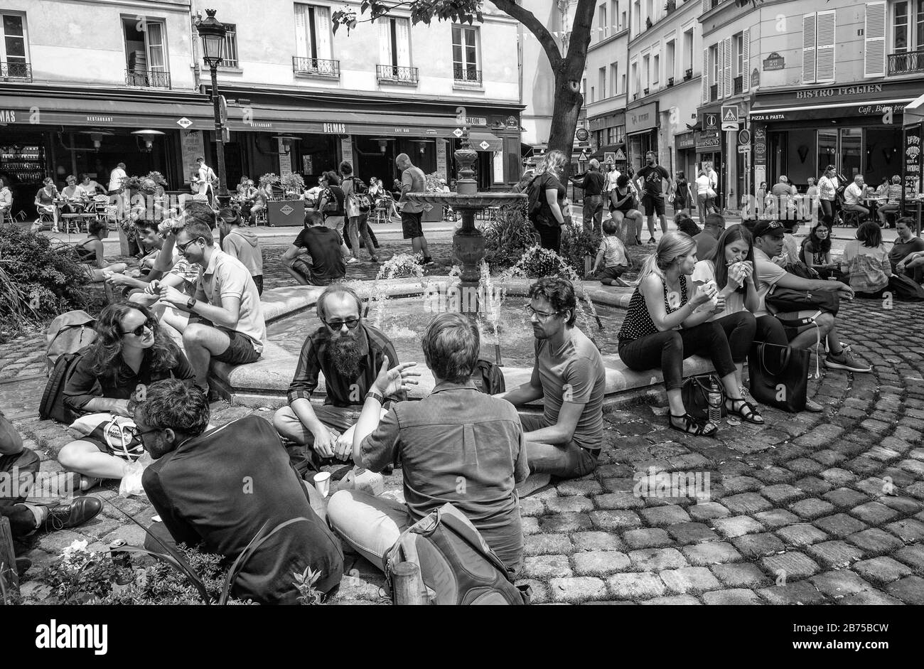 France, Paris, 08.06.2018. Lunch break at the Place de la Contrescarpe in the 5th arrondissement in Paris on 08.06.2018. [automated translation] Stock Photo