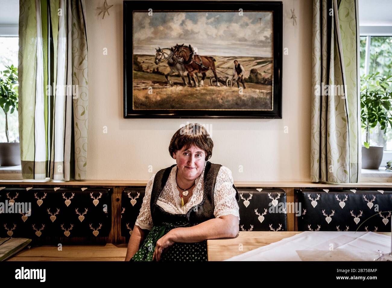 The gstanzlsinger Renate Maier from Wolfskugel (municipality