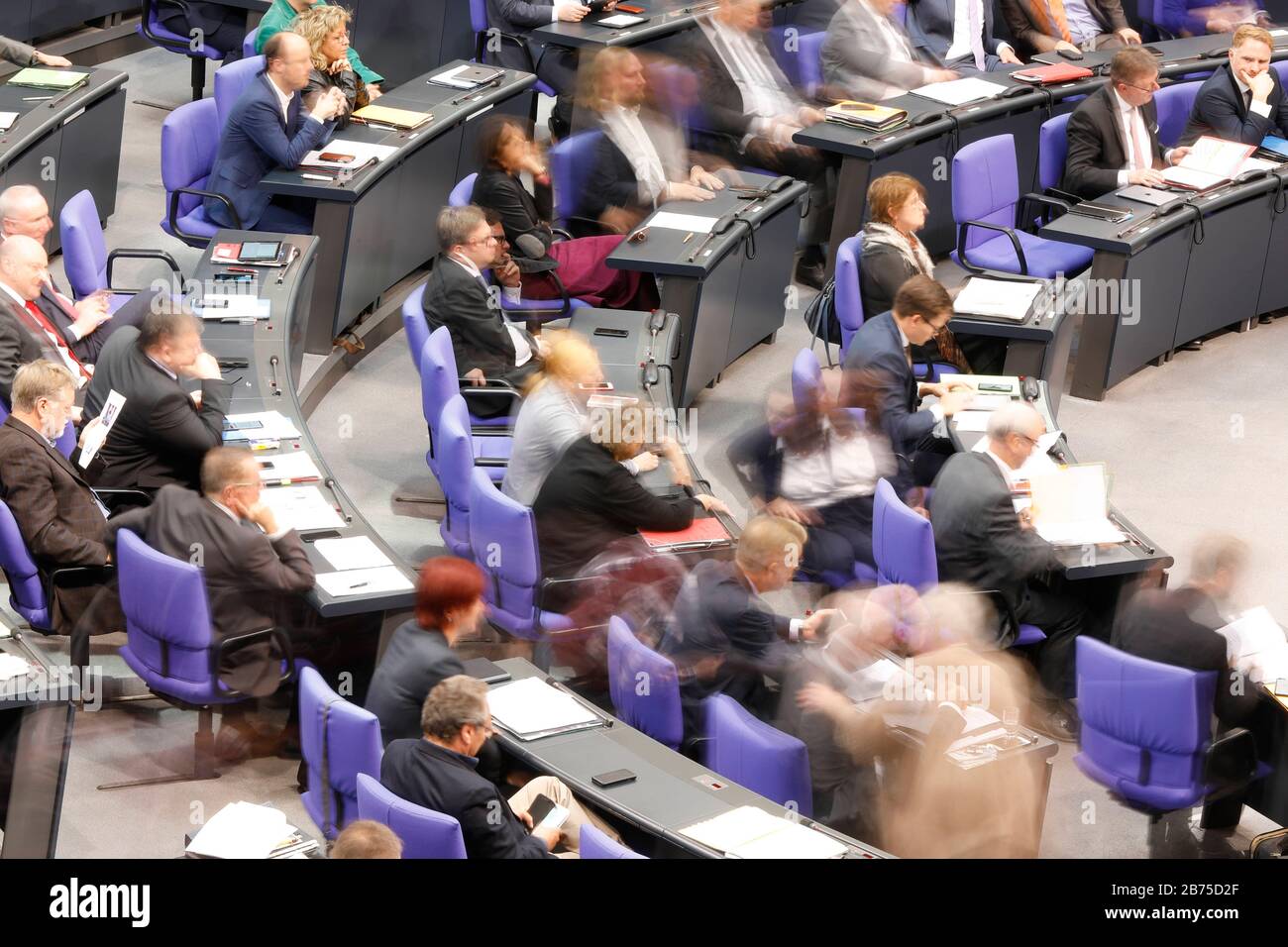 A long-term exposure shows members of the Greens and the SPD at a meeting in the German Bundestag. [automated translation] Stock Photo