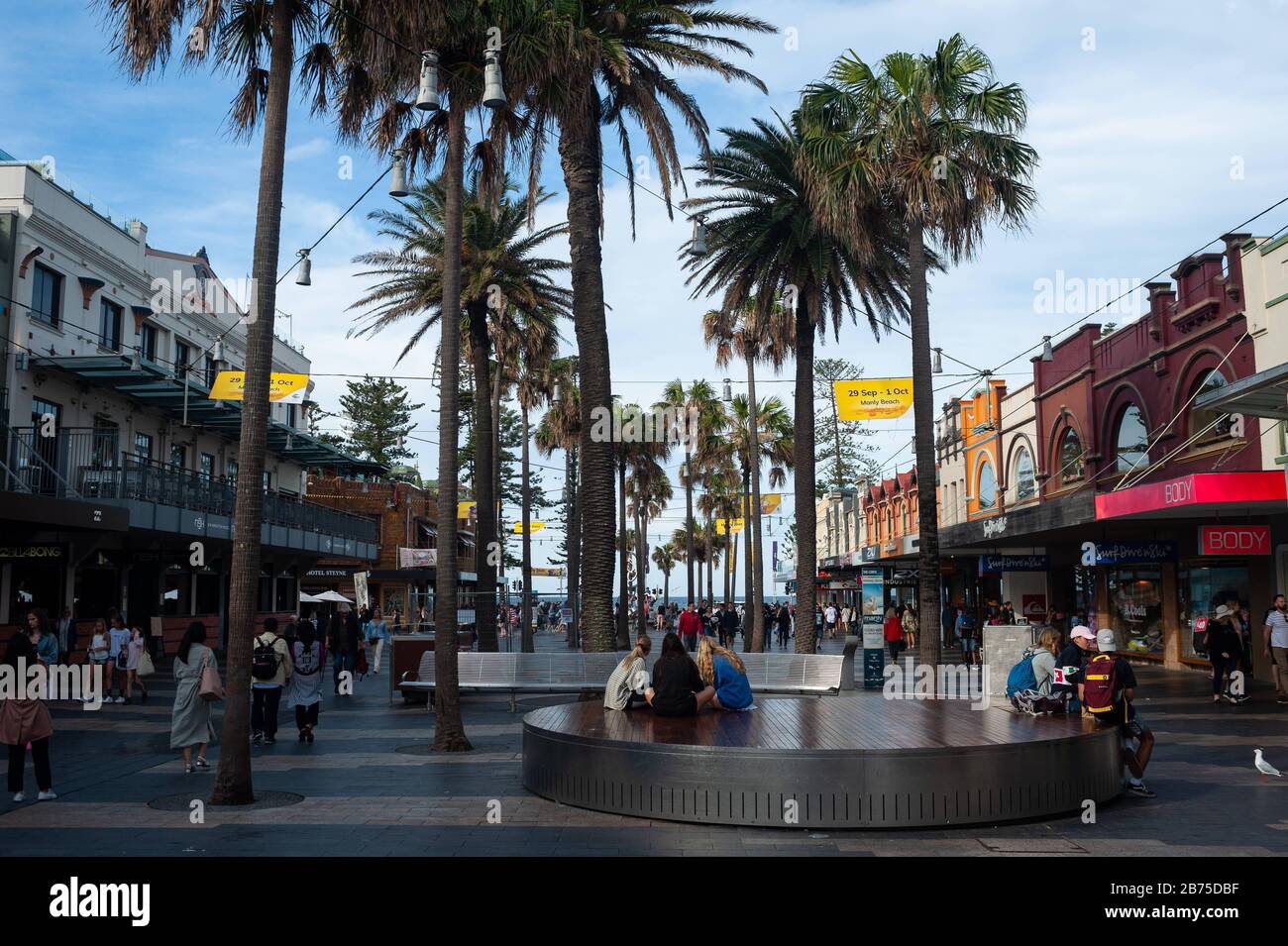 22.09.2018, Sydney, New South Wales, Australia - People stroll along Manly Corso, a shopping and pedestrian area in a north-eastern beach suburb of Sydney. [automated translation] Stock Photo