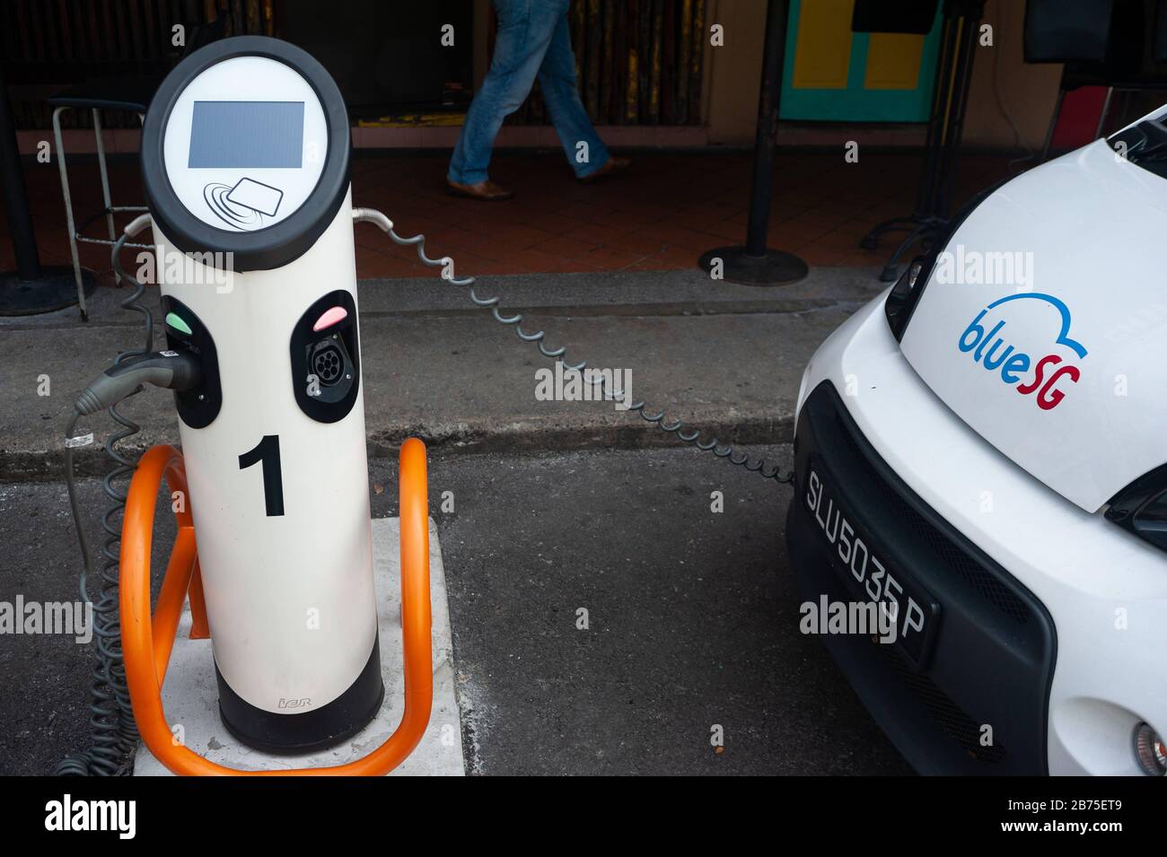 04.04.2018, Singapore, Republic of Singapore, Asia - An electric vehicle from Blue SG will be charged at a charging station in Chinatown. Blue SG is Singapore's first Car-Sharing provider for 100-electric cars with 2000 charging stations in the city. [automated translation] Stock Photo