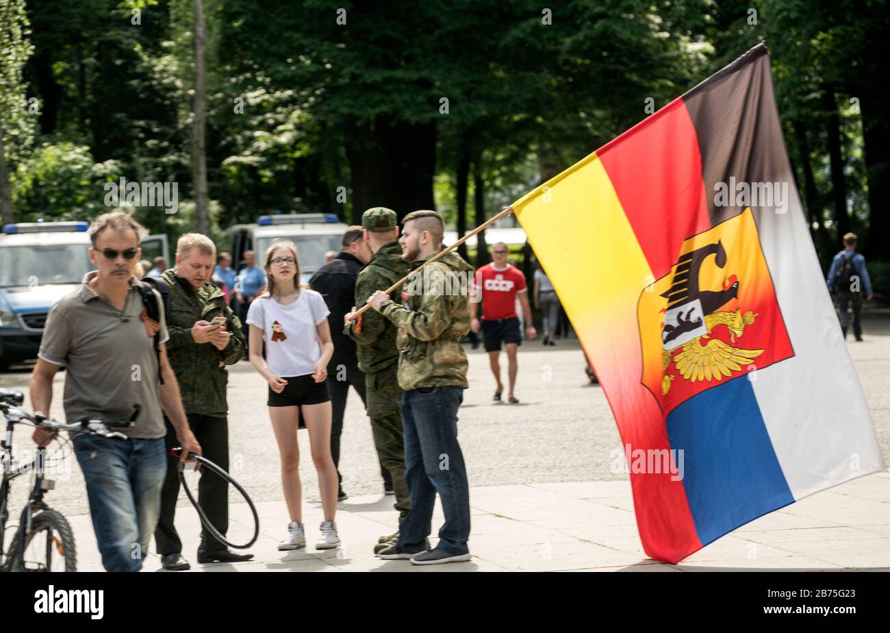 Germany, Berlin, 09.05.2018. Guests of the celebrations of the 73rd anniversary of the victory over German fascism at the Soviet memorial in Treptower Park in Berlin on 09.05.2018. Flag [automated translation] Stock Photo