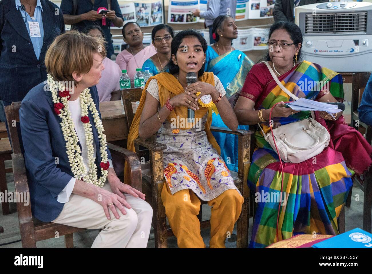India, Chennai, 25.03.2018. Trip of the German President and Mrs. Buedenbender to the Republic of India from 21-26.03.2018. Mrs. Buedenbender visits the Unicef project 'Arunodhaya Centre for Street and Working Children' on 25.03.2018. From left to right: Elke Buedenbender, lawyer and wife of the German President, girl (CASC Member), Virgil D'Sami, representative of Unicef India. [automated translation] Stock Photo