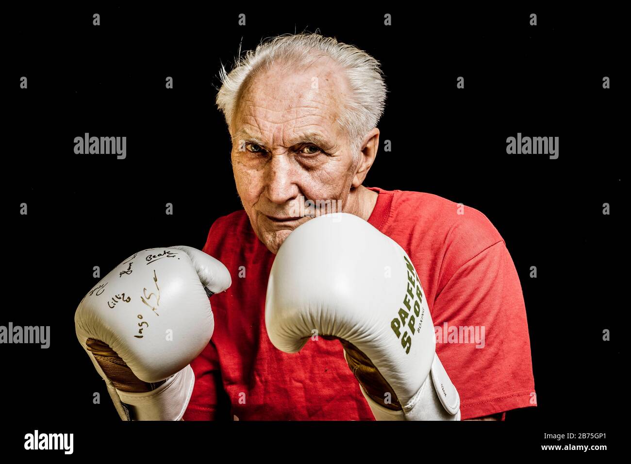 Reinhold Schelske trains at the boxing club in Landau an der Isar - at 80  years of age he is Bavaria's oldest boxer. [automated translation] Stock  Photo - Alamy