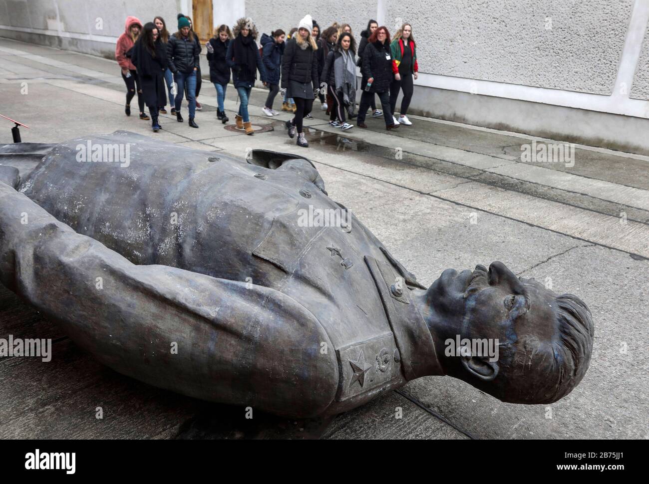 A bust of Stalin lies on the ground in the exhibition 'The Red God - Stalin and the Germans' at the Hohenschoenhausen Memorial on 30.01.2018. The exhibition illustrates the personality cult around the Soviet dictator in the GDR and shows many objects of the Stalin cult. [automated translation] Stock Photo