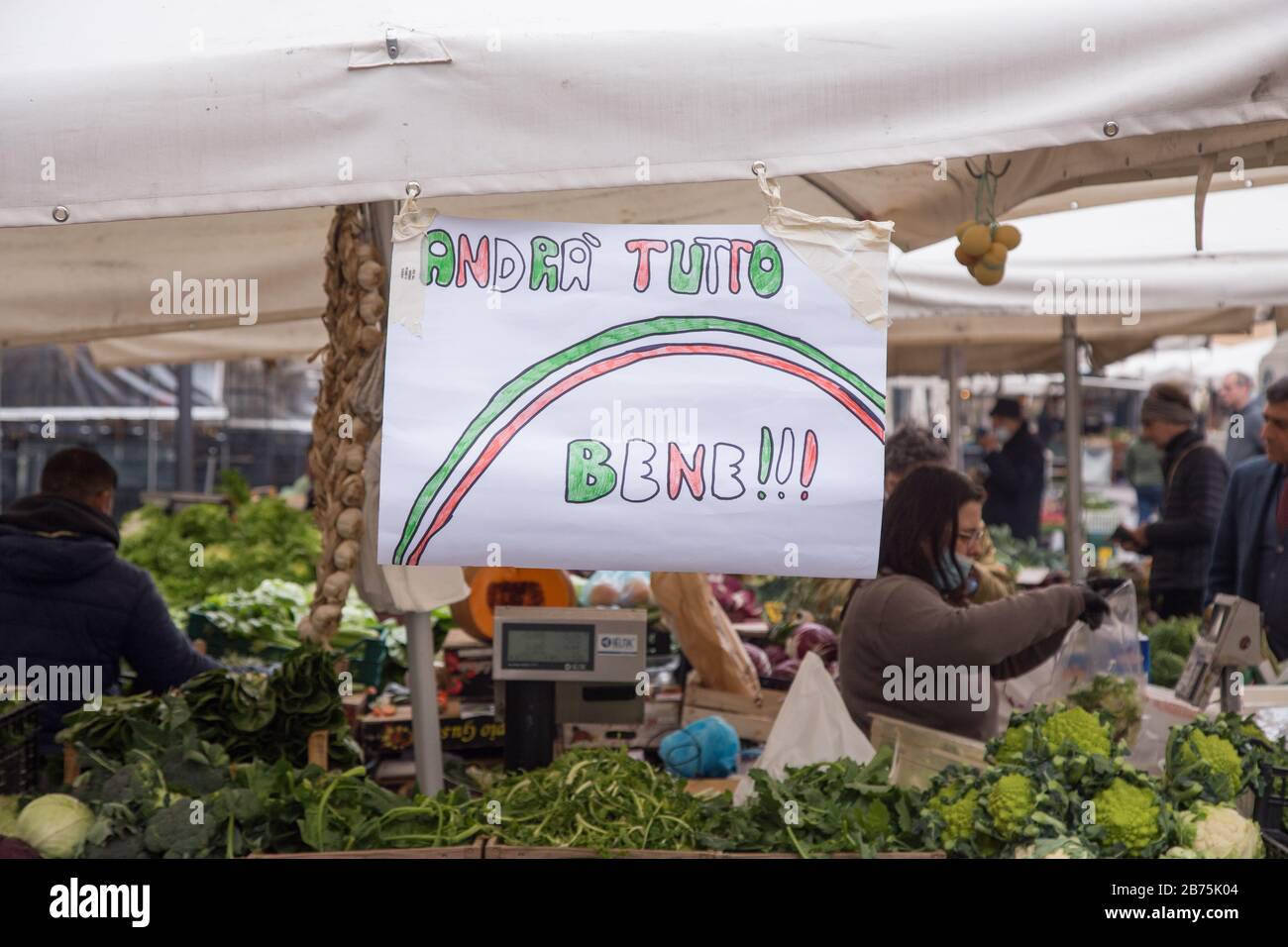 Roma, Italy. 13th Mar, 2020. 'Andrà Tutto Bene' (everything will be fine) banner in Campo de Fiori market in Rome after the Italian Government Law Decree of 11 March 2020 (Photo by Matteo Nardone/Pacific Press/Sipa USA) Credit: Sipa USA/Alamy Live News Stock Photo