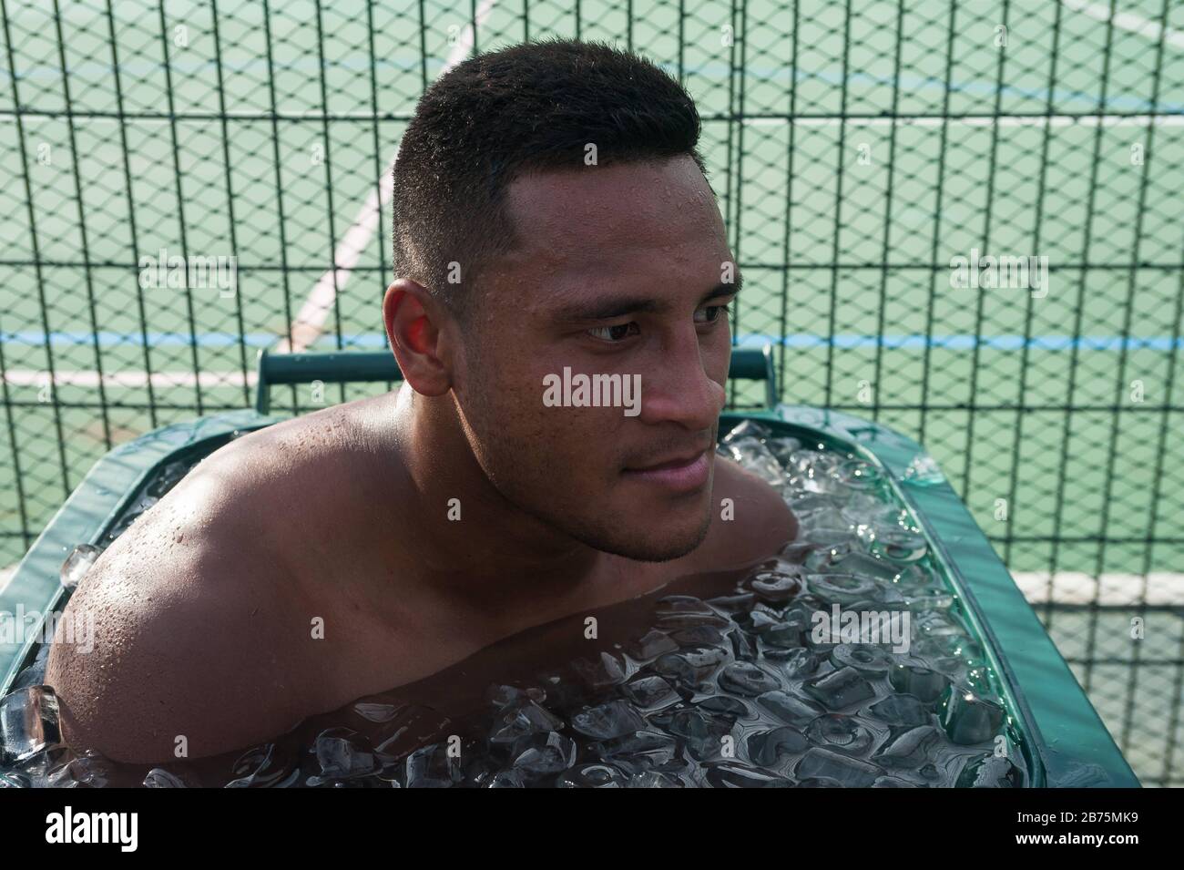 04.11.2017, Singapore, Republic of Singapore, Asia - After a game at the Rugby Sevens Tournament, Kepu Lokotui, player of the Australian rugby team Casuarina Cougars, cools down in a trash can filled with ice water.     Use for editorial purposes only [automated translation] Stock Photo