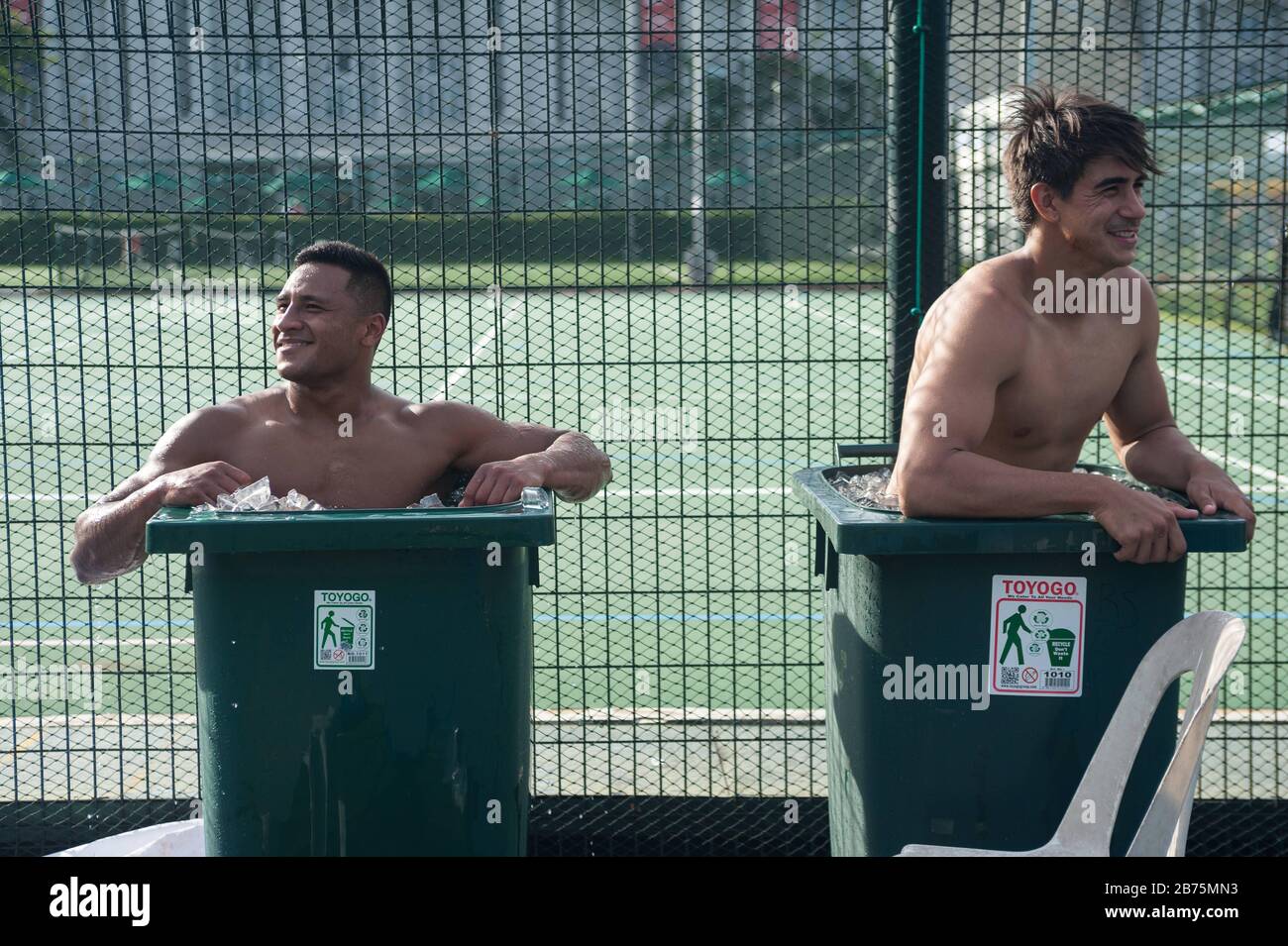 04.11.2017, Singapore, Republic of Singapore, Asia - After a game at the Rugby Sevens Tournament, two players of the Australian rugby team Casuarina Cougars cool down in garbage cans filled with ice water.     Use for editorial purposes only [automated translation] Stock Photo