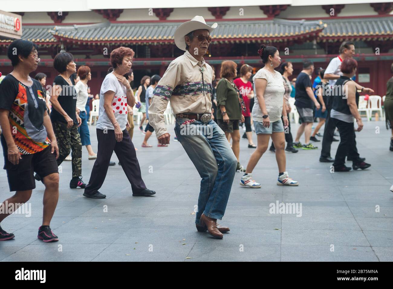 22.10.2017, Singapore, Republic of Singapore, Asia - A group of elderly people meets on Sundays for line dancing in a public square next to the Buddha Tooth Relic Temple in Singapore's Chinatown district. [automated translation] Stock Photo