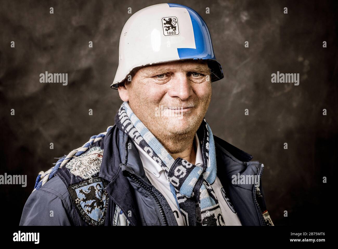 Josh Wolff of 1860 Munich leads the ball during the soccer friendly FC  Bayern Munich vs TSV 1860 Munich at Allianz-Arena in Munich, Germany, 26  January 2008. Photo: Daniel Karmann Stock Photo - Alamy