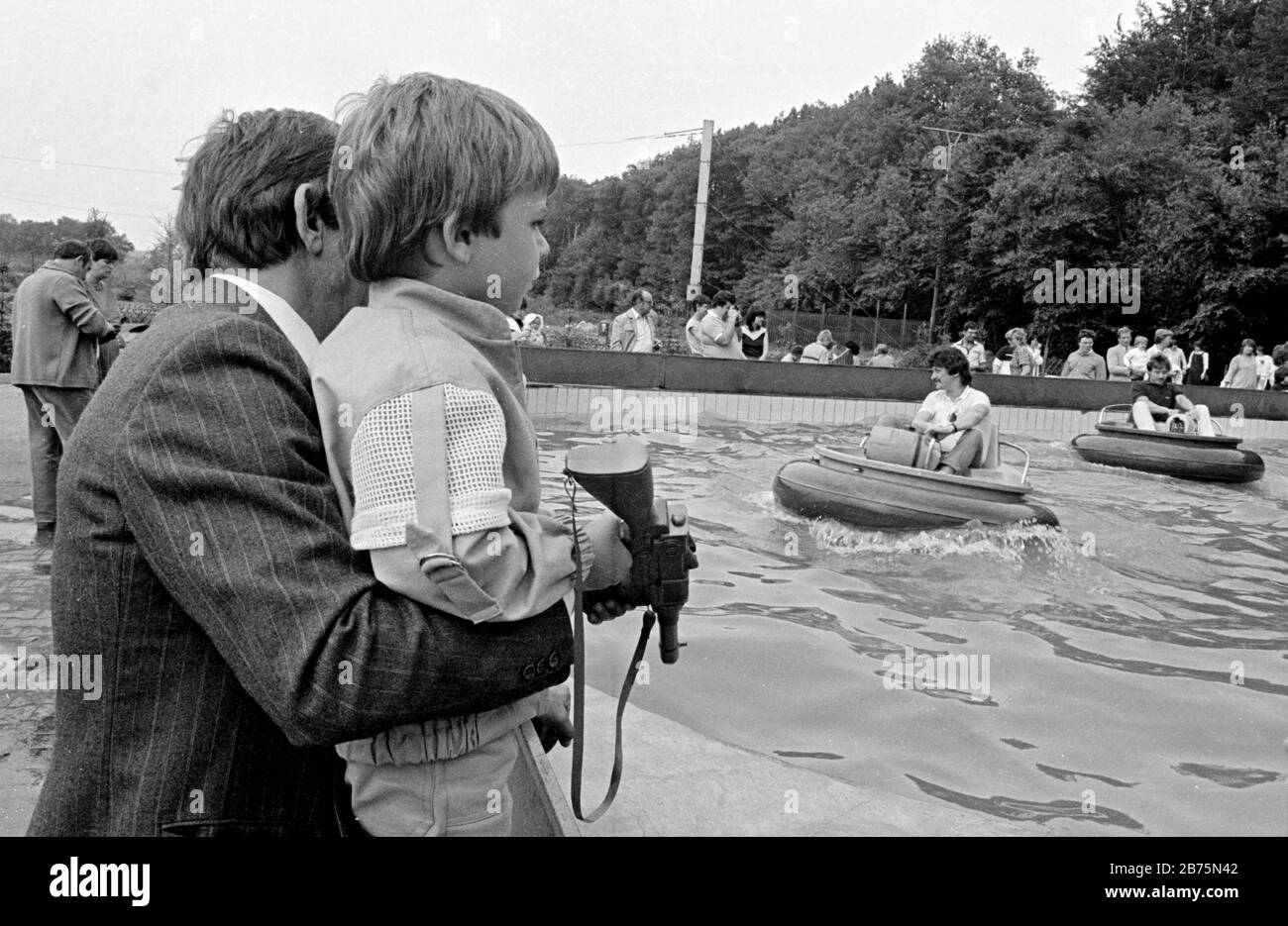 Visitors drive in the Traumlandpark Bottrop Kirchhellen on 25 May 1984, with bumper boats in a water basin. [automated translation] Stock Photo