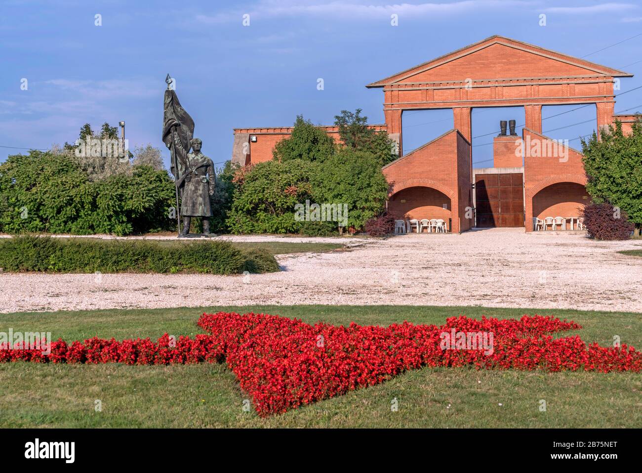 Hungary, Budapest, 09.09.2017. Memento Park in Budapest on 09.09.2017. The Kulisenwand with Stalin's boot in the background. Memento Park is a memorial cemetery, here rest the monuments that stood on public squares during the years of socialism and were removed from Budapest's streets after the political change in 1989-1990. Red star, memorial and scenery band [automated translation] Stock Photo