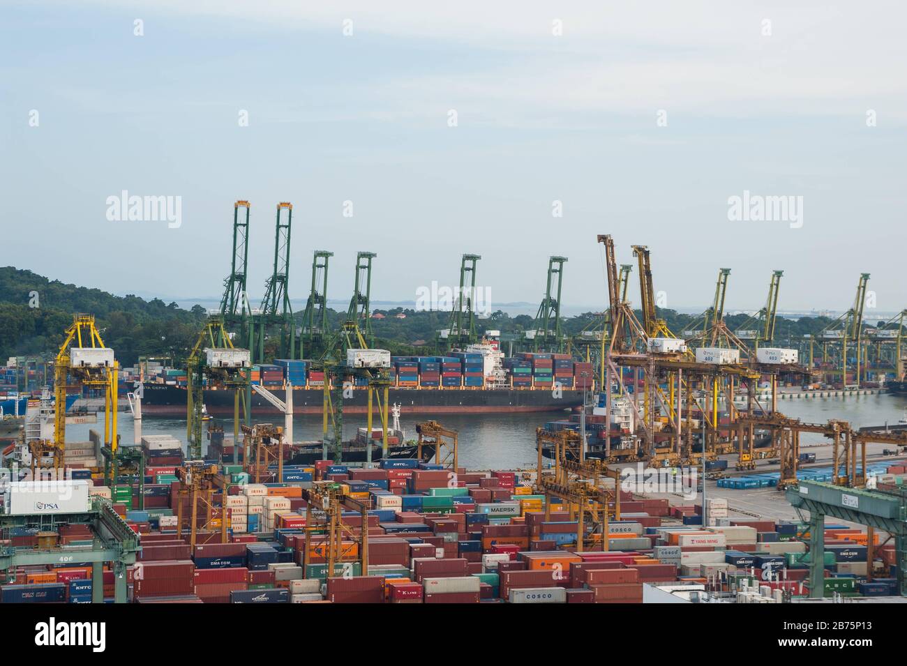 Singaporean container ship hi-res stock photography and images - Alamy