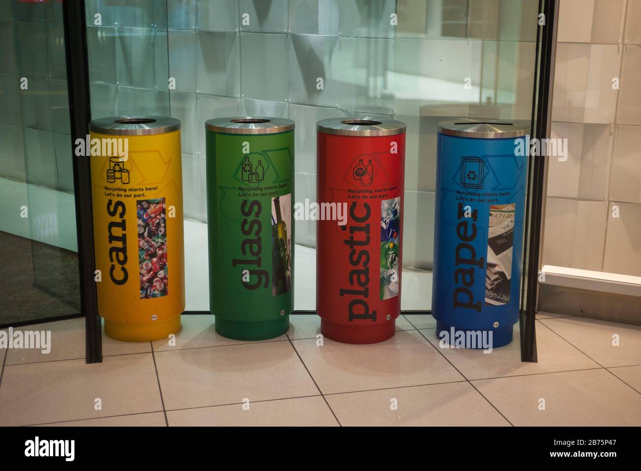 24.09.2017, Singapore, Republic of Singapore, Asia - Coloured waste bins with the indication for waste separation and recycling are located in a shopping centre. [automated translation] Stock Photo