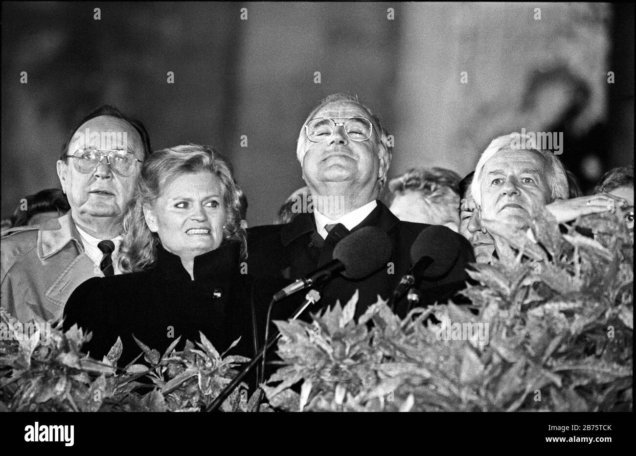 Looking up is Chancellor Helmut Kohl on October 3, 1990 during the celebration of the reunification of Germany at the Berlin Reichstag with Foreign Minister Hans-Dietrich Genscher, Hannelore Kohl and German President Richard von Weizsäcker on October 3, 1990. This picture received a prize at the World Press Photo Award 1991. [automated translation] Stock Photo