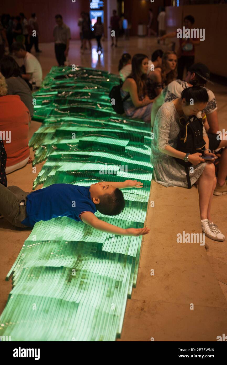 Hotel lobby guests sitting hi-res stock photography and images - Alamy