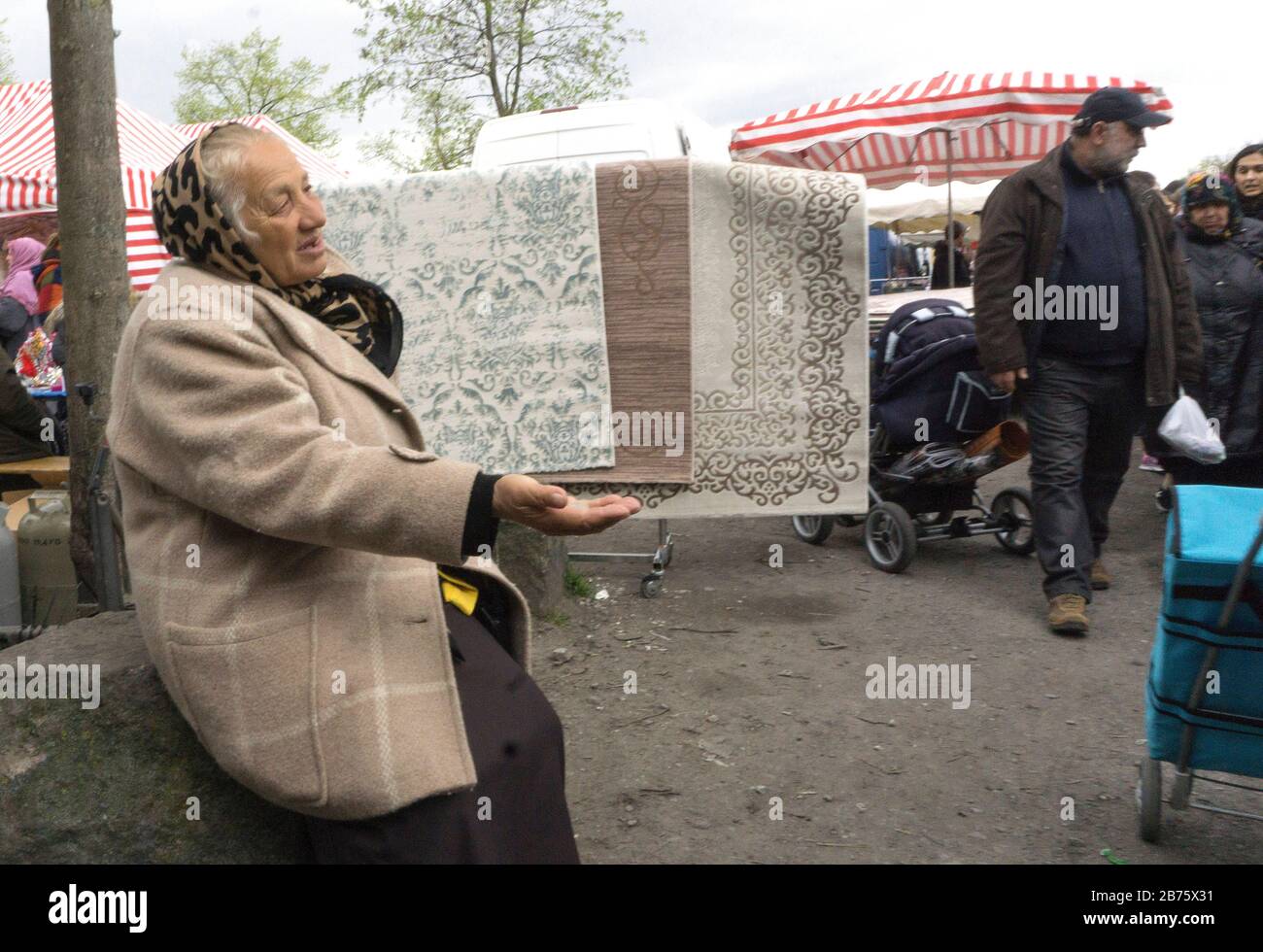Begging Roma woman at a flea market in Gelsenkirchen, 22.04.2017. With an unemployment rate of 14% (January 2017) and a foreigner share of almost 20%, the city of Gelsenkirchen is facing great social problems. [automated translation] Stock Photo
