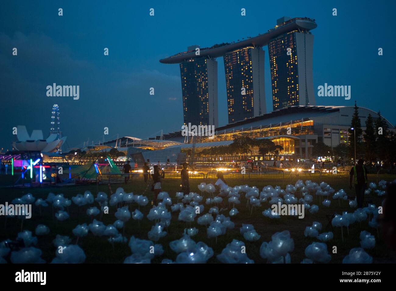 File:Marina Bay Sands and illuminated polyhedral building Louis