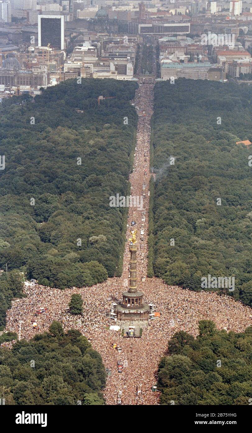 Aerial view of the Victory Column during the Love Parade. Under the motto 'One World one Future' Techno music fans celebrate the 10th Love Parade with more than one million visitors in Berlin, on 11.07.1998. [automated translation] Stock Photo