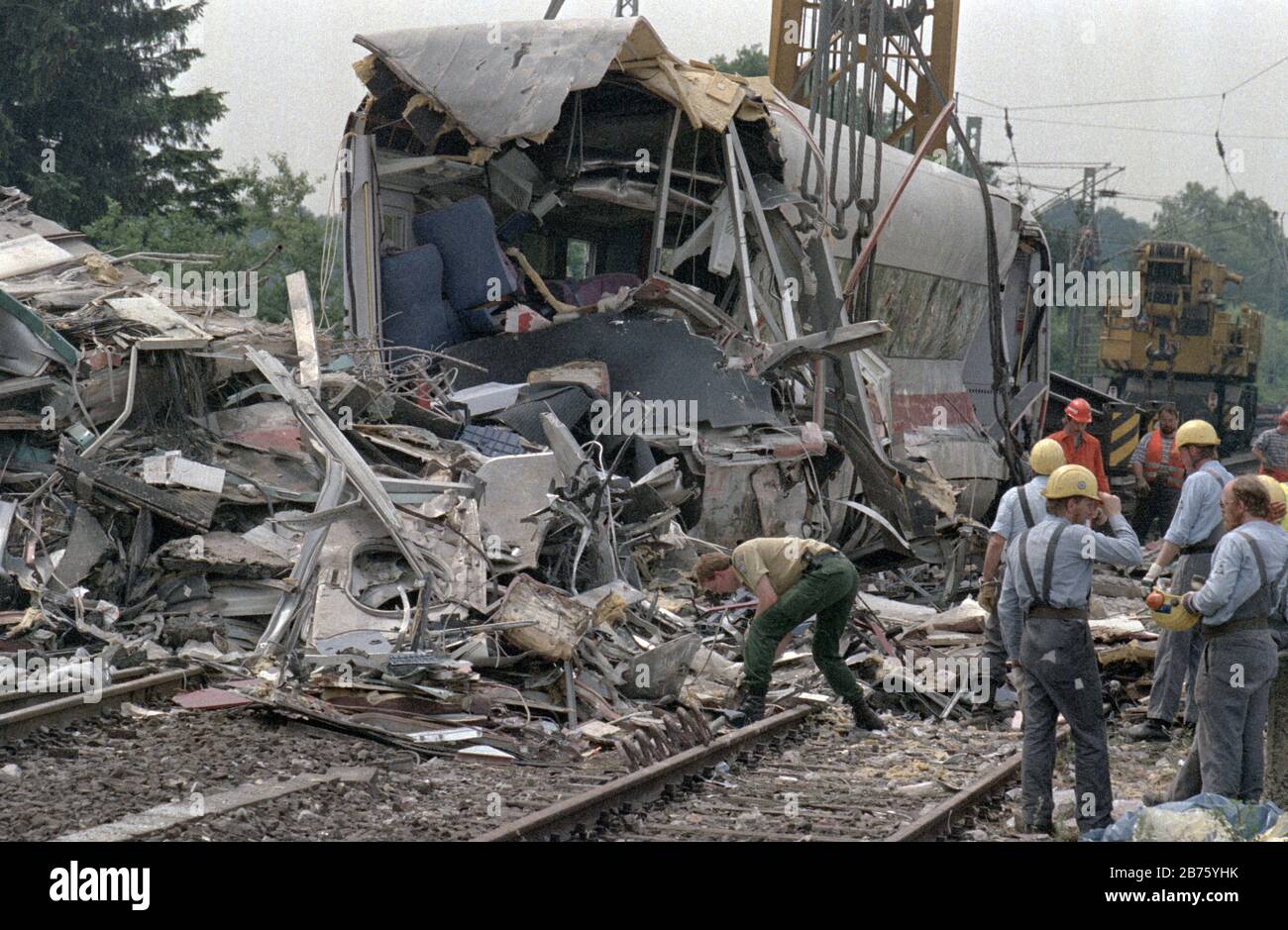 A crane lifts a destroyed ICE wagon on 06.06.1998 in Eschede. 102 people died in the Deutsche Bahn's worst train accident. [automated translation] Stock Photo