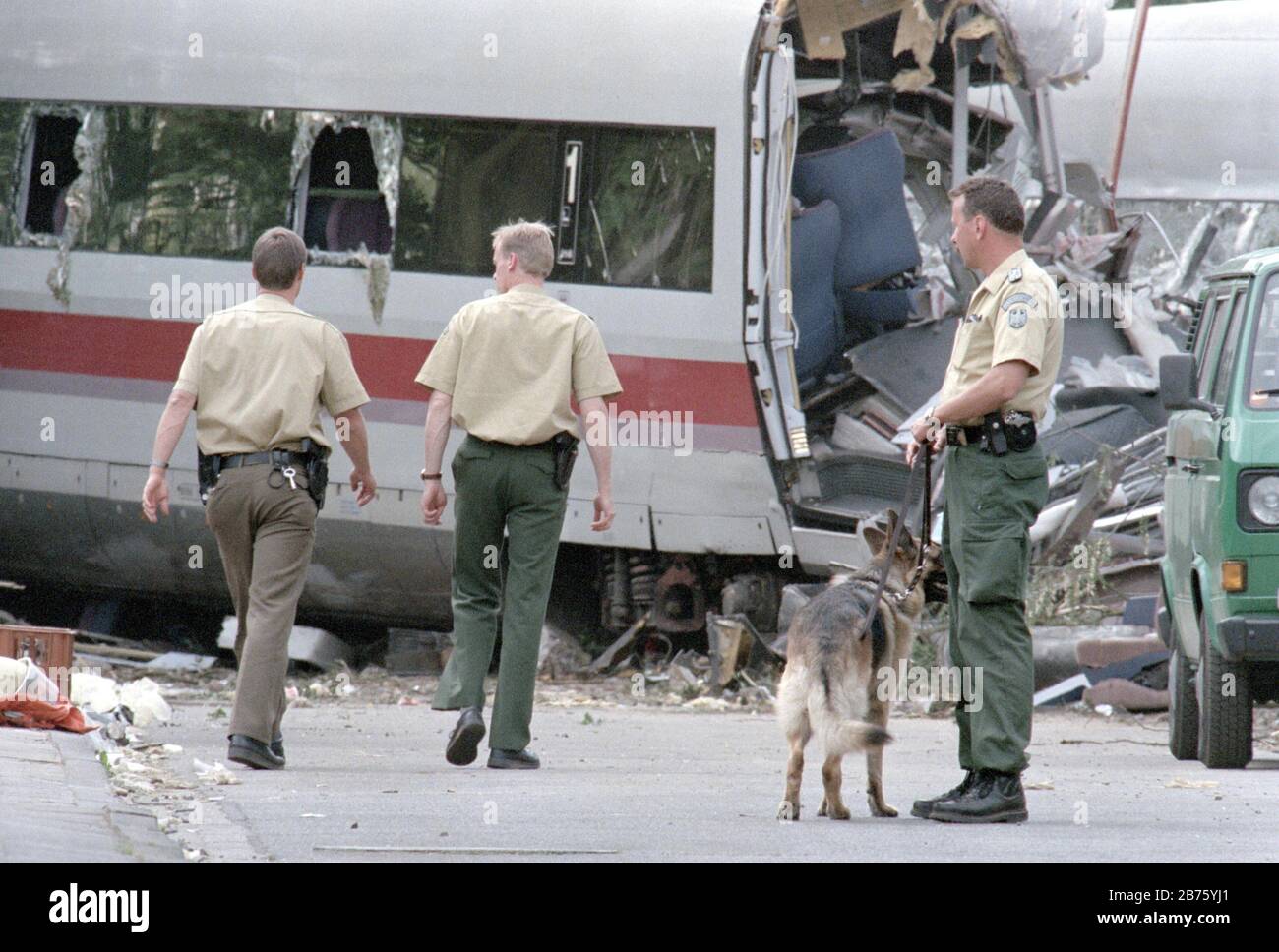 Policemen are standing next to a destroyed ICE wagon in Eschede on 06.06.1998. 102 people died in the sore spot of the Deutsche Bahn train accident. [automated translation] Stock Photo