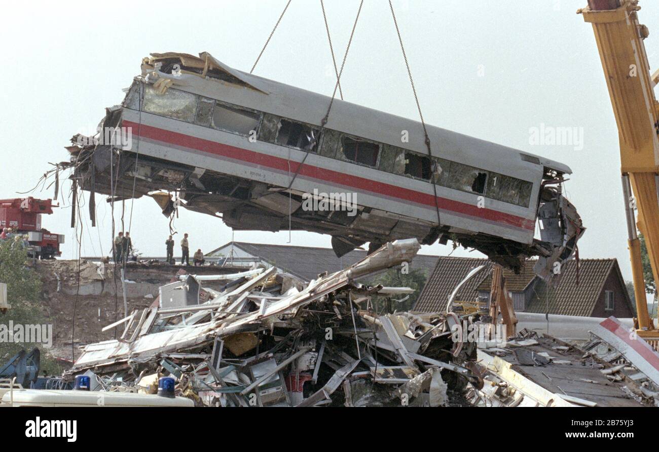 A crane lifts a destroyed ICE wagon on 06.06.1998 in Eschede. 102 people died in the Deutsche Bahn's worst train accident. [automated translation] Stock Photo