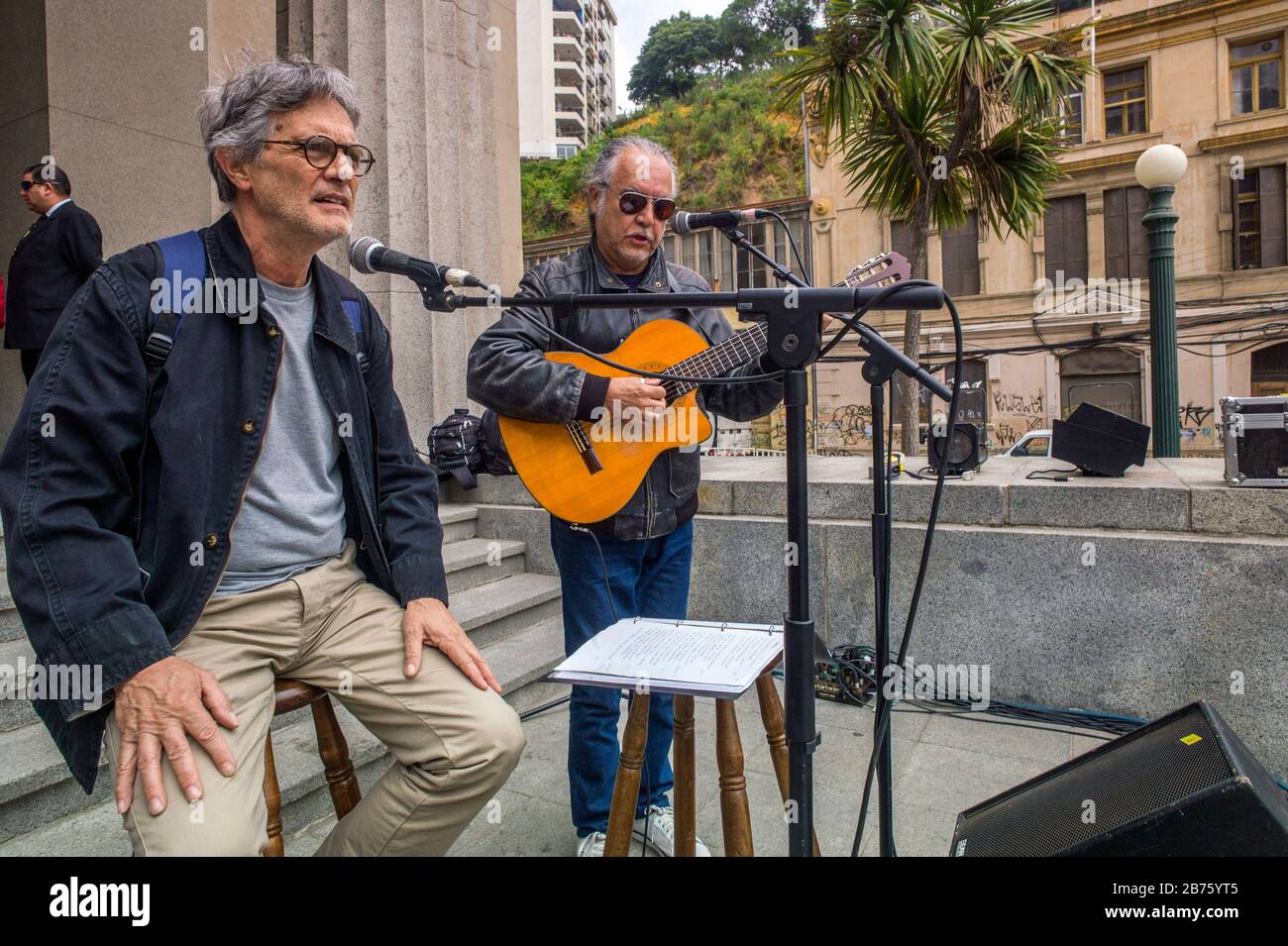 Chile, Valparaiso, 06.11.2016 Concert rehearsal with Alejandro Lazo (left), songwriter and Patricio Castillo, founder of the group 'Quilapayun' in Valparaiso on 06.11.2016. The concert is a tribute to Osvaldo (Gitano) Rodriguez, author of the song 'Valparaiso [automated translation] Stock Photo