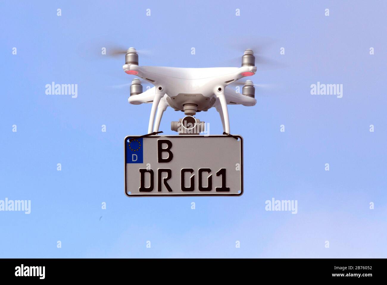This is what a drone with mandatory marking could look like. A license plate number is attached to a flying drone on 22.01.2017. Every drone weighing more than 250 grams must in future be marked with a sticker. This way, in case of an accident, the owner can be quickly identified. The 'regulation for the regulation of the operation of unnamed aircraft', which has now been passed by the federal government, provides for flight bans for sensitive areas, labelling obligations and additional requirements for users. [automated translation] Stock Photo