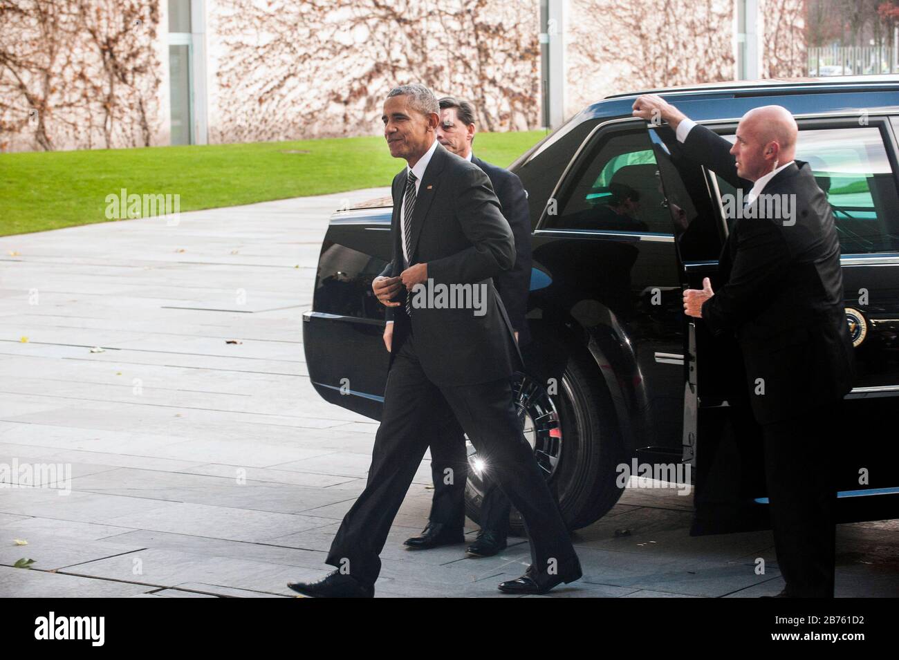 Germany, Berlin, 18.11.2016. Visit of Barack H. Obama, President of the United States of America to the Federal Chancellery in Berlin on 18.11.2016. Barack H. Obama, President of the United States of America. In the background: Obama's company car, "The Beast", visually a Cadillac, by weight a truck. Barack Obama's company car is expected to weigh between five and eight tons, the weight being carried by the frame of a pickup truck. [automated translation] Stock Photo