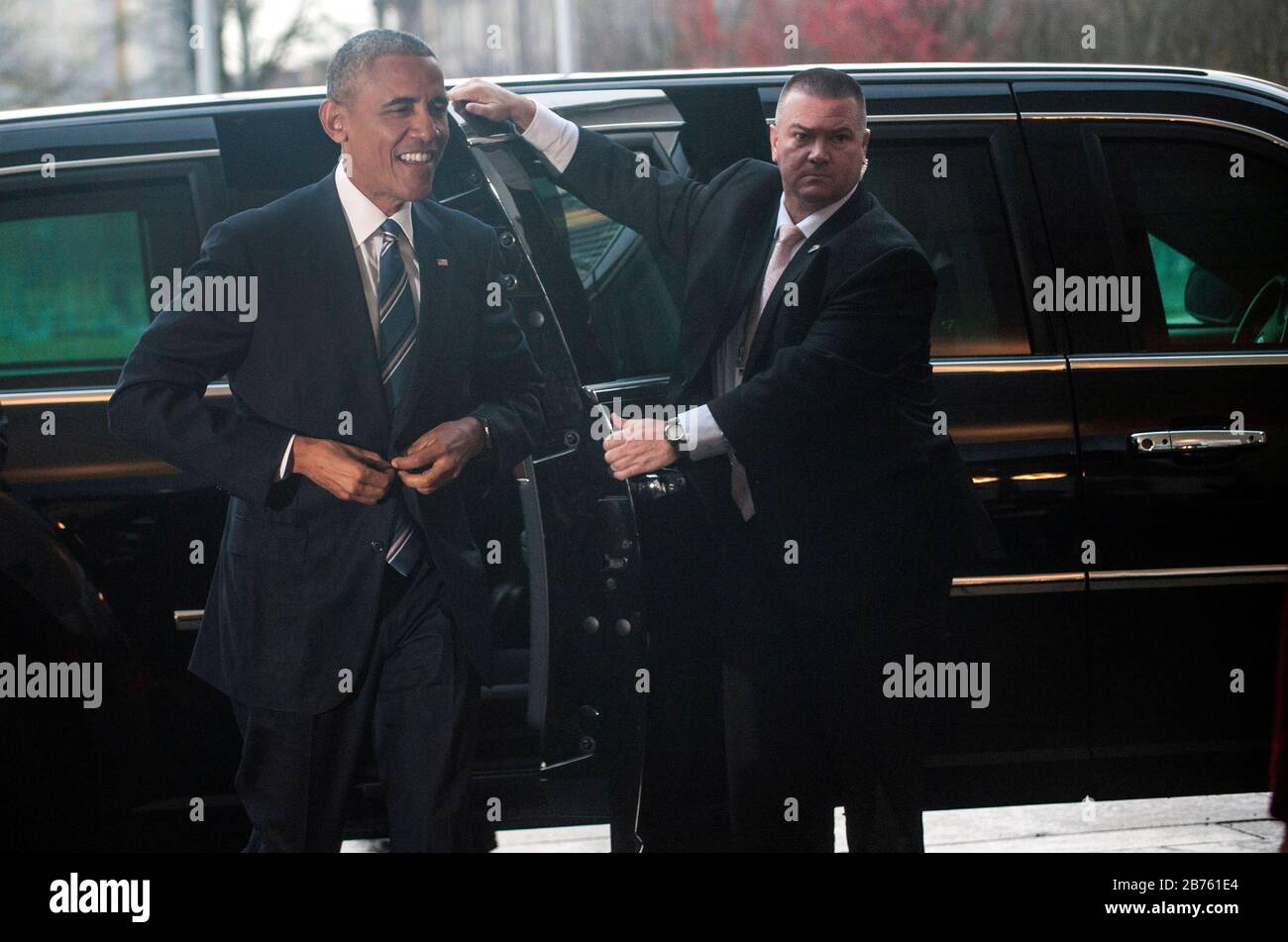 Germany, Berlin, 17.11.2016. Visit of Barack H. Obama, President of the United States of America to the Federal Chancellery in Berlin on 17.11.2016. Barack H. Obama, President of the United States of America. In the background: Obama's company car, "The Beast", visually a Cadillac, by weight a truck. Barack Obama's company car is expected to weigh between five and eight tons, the weight being carried by the frame of a pickup truck. [automated translation] Stock Photo