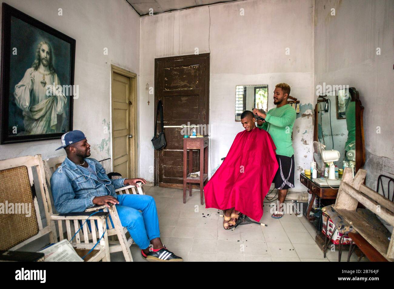 Cuba Santa Clara 09 02 2016 Hair Salon In Santa Clara On 23 02 2016 Automated Translation Stock Photo Alamy