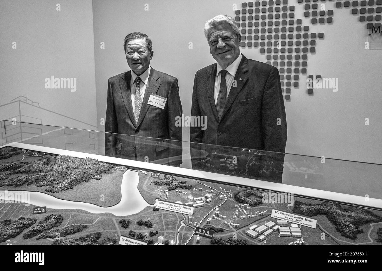 South Korea Paju 14 10 2015 Visit Of The German President To Lg Plant In Paju South Korea On 14 10 2015 Reception Of The German President By The Chairman Of The Board Of Lg Group