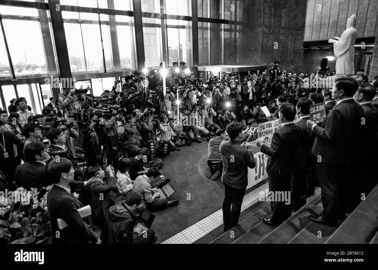 South Korea, Seoul, 12.10.2015. South Korean parliamentarians make a press statement in the building of the National Assembly (Gukhoe) in Seoul. [automated translation] Stock Photo
