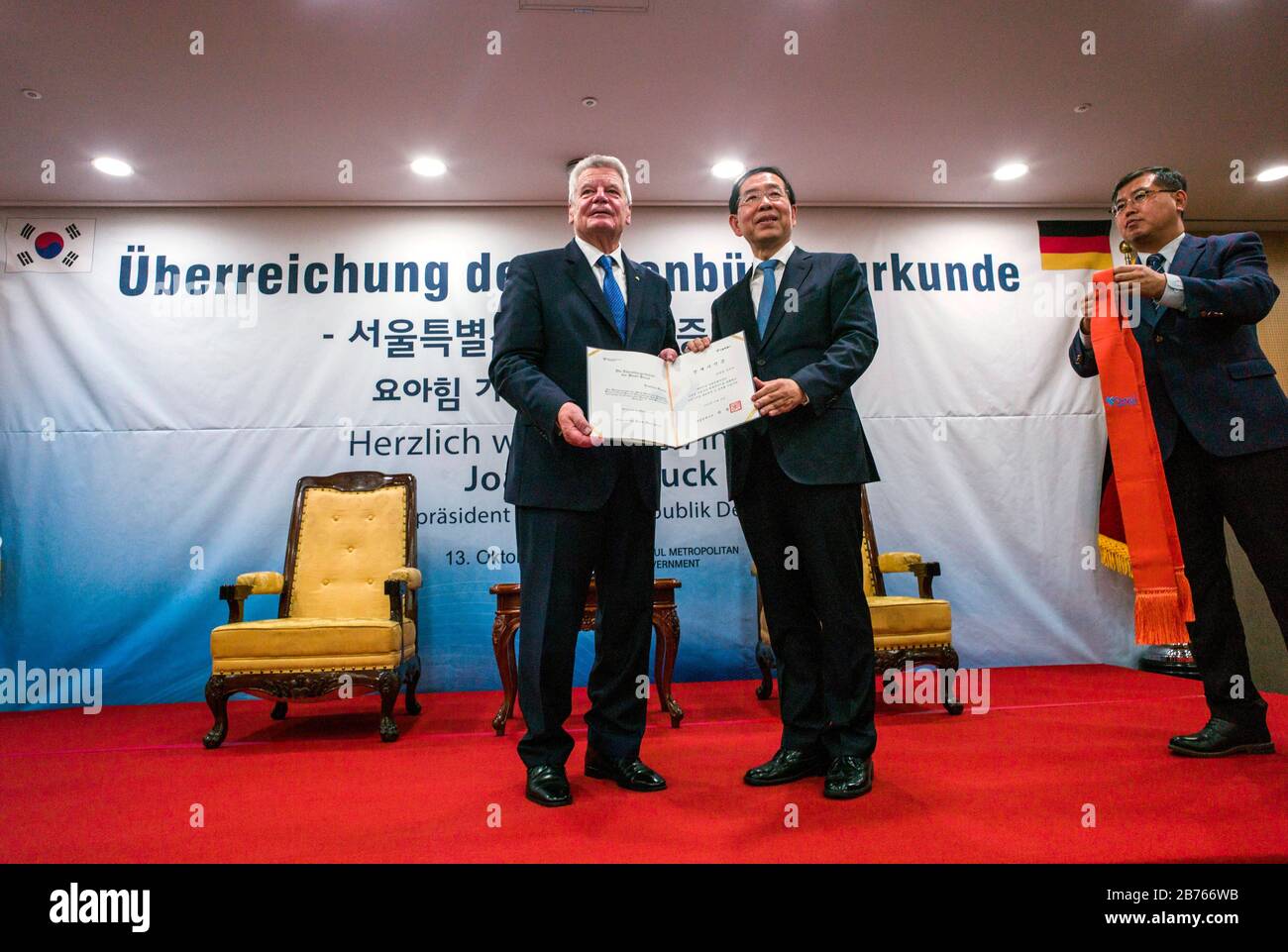 South Korea, Seoul, 13.10.2015. Visit of the German President in Seoul, South Korea on 13.10.2015. Award of the Ehrenburg Stole and Medal of the >City of Seoul. Joachim Gauck (left), German President, and Park Won-soon, Mayor of Seoul. [automated translation] Stock Photo