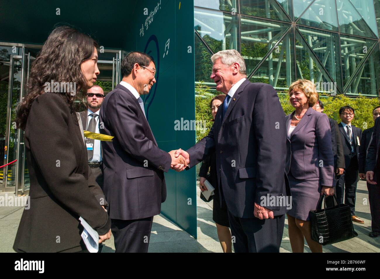 South Korea, Seoul, 13.10.2015. Visit of the German President in Seoul, South Korea on 13.10.2015. Arrival of the German President Joachim Gauck at the city hall of Seul. Park Won-soon (left), Mayor of Seoul and Joachim Gauck, German President. In the background, Ms. Daniela Schadt, journalist and life companion of the German President. [automated translation] Stock Photo