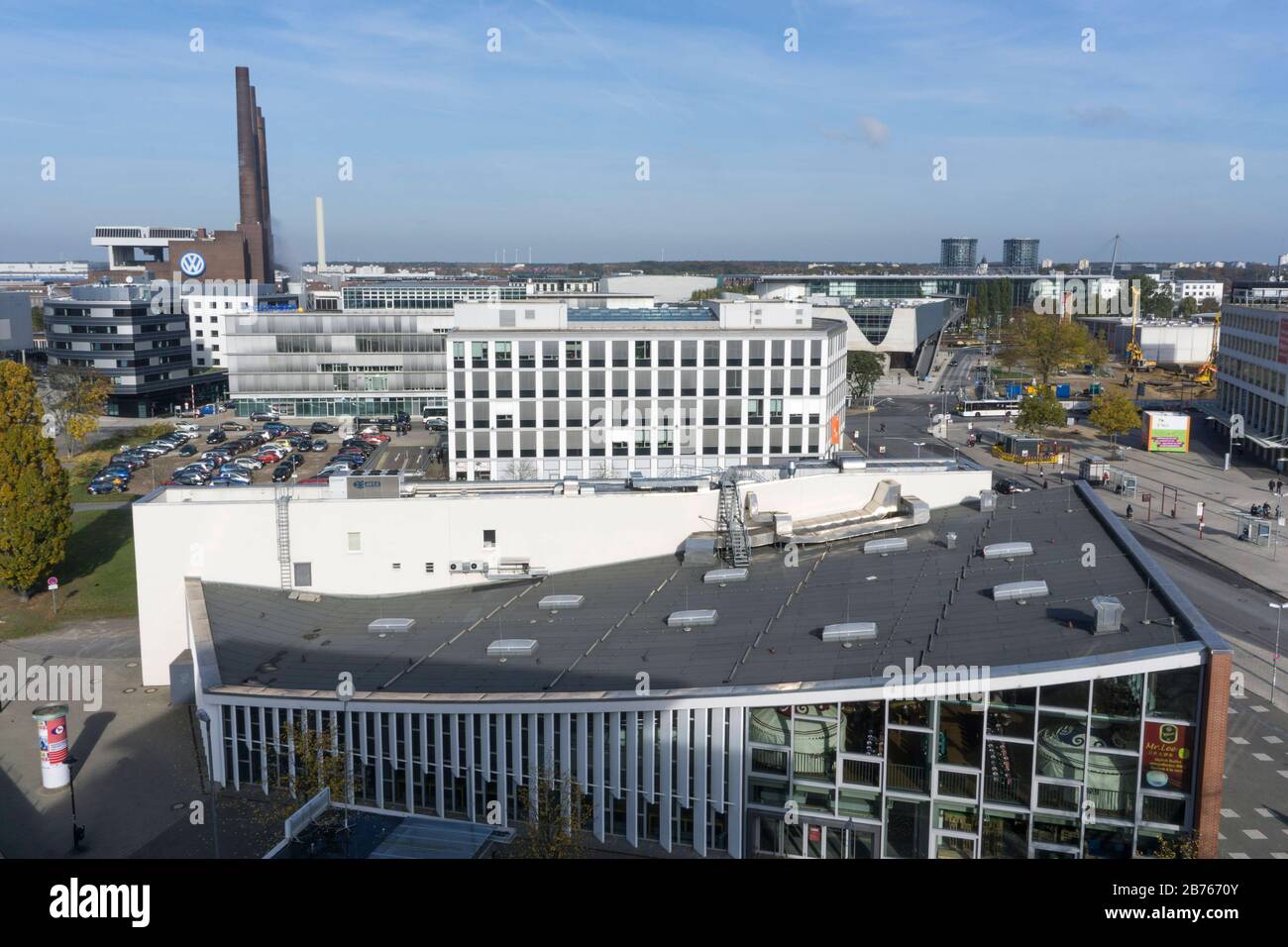 View of the city of Wolfsburg, in the background the VW plant and the car towers The city of Wolfsburg is reacting to the expanding exhaust gas crisis at Volkswagen. The city decreed a budget freeze and a hiring freeze. Volkswagen is the largest employer in the city. [automated translation] Stock Photo