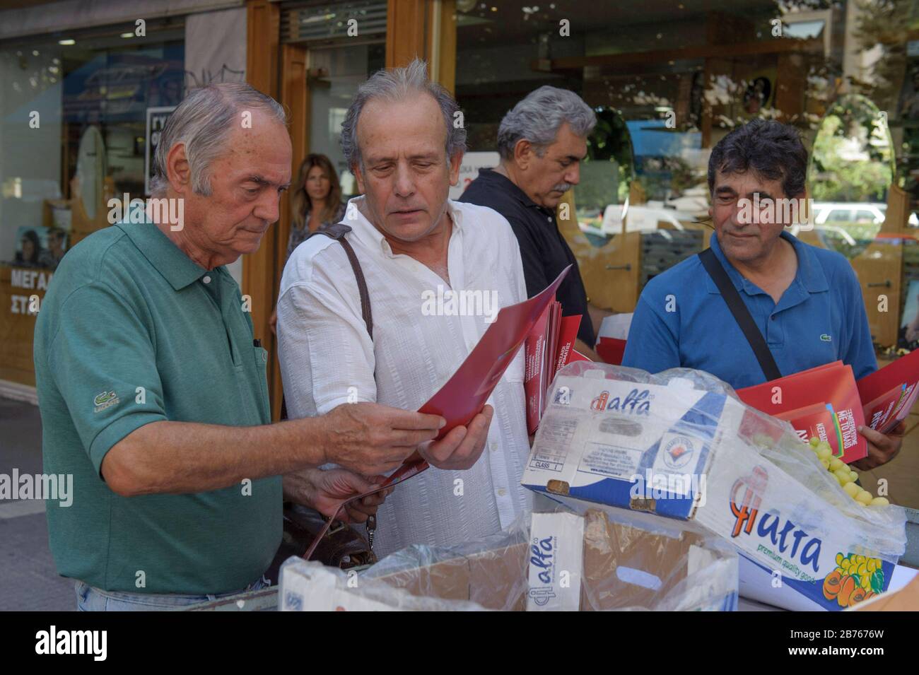 18.09.2015, Thessaloniki / Greece. Election campaign for the parliamentary elections in Greece in September 2015, Syriza party members and parliamentary candidates in the street election campaign. [automated translation] Stock Photo
