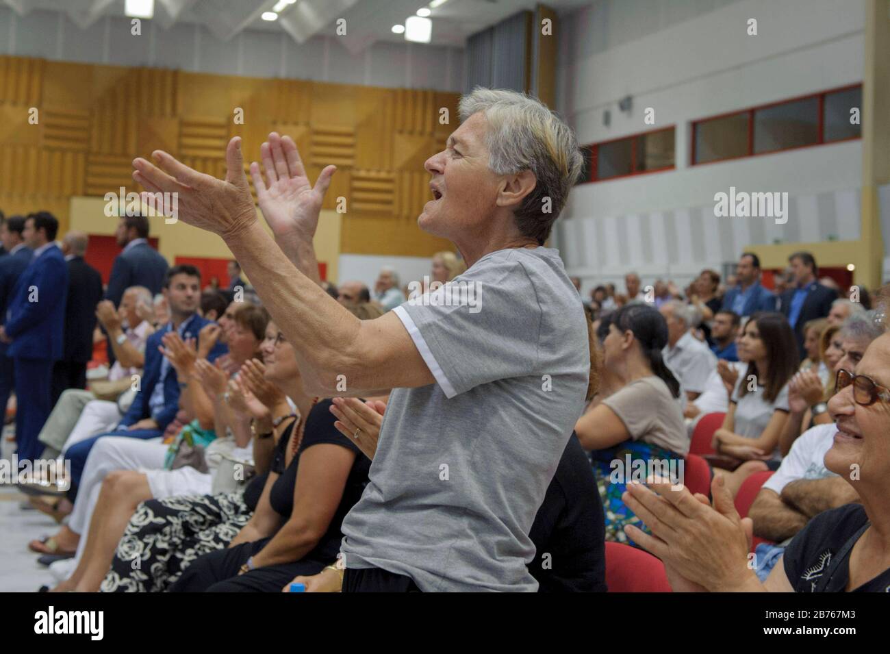 06.09.2015, Thessaloniki / Greece. Election campaign for the parliamentary elections in Greece in September 2015, presentation of the Syriza election programme. An old woman applauds. [automated translation] Stock Photo