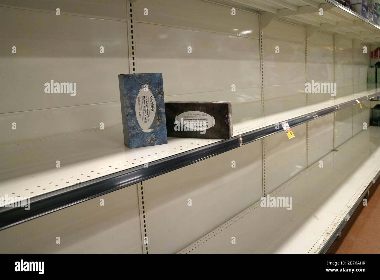 Supermarket shelves empty hires stock photography and images Alamy