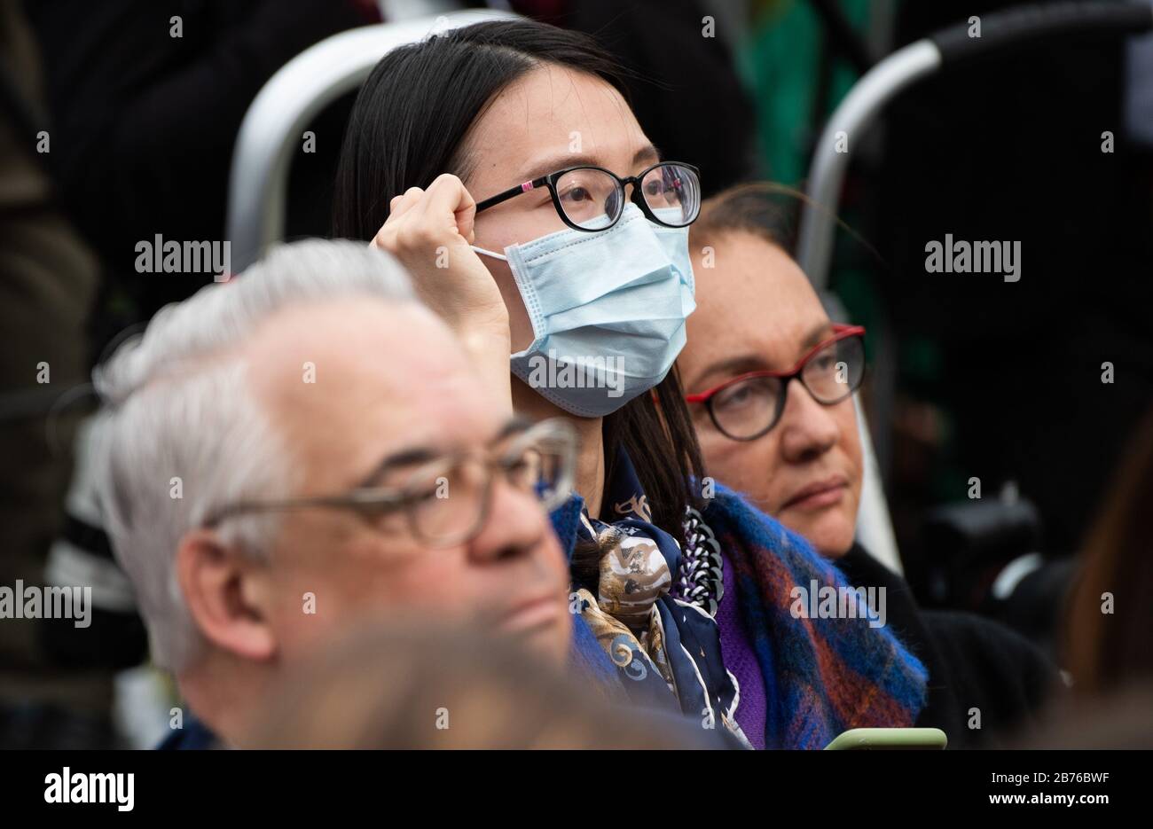 Reporter wearing a mask hi-res stock photography and images - Alamy