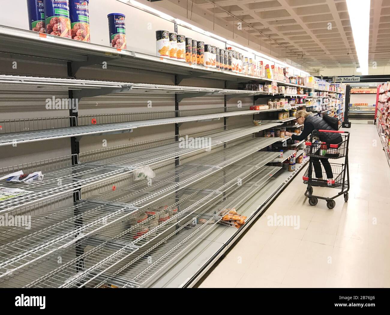 Supermarket shelves empty hires stock photography and images Alamy