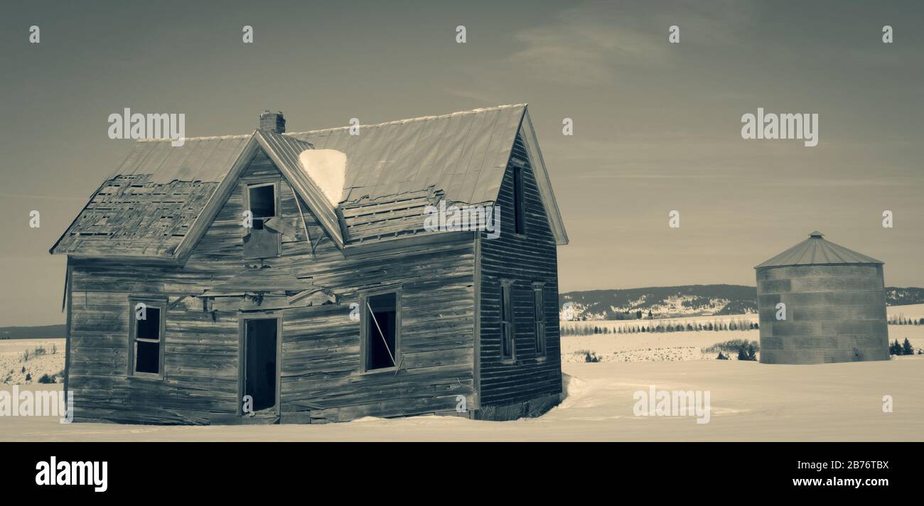 Abandoned Farm house in winter landscape Stock Photo - Alamy