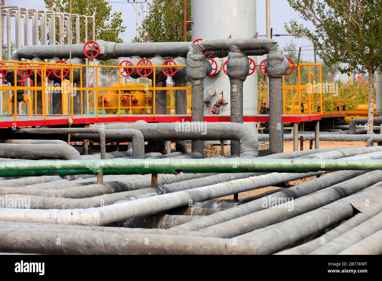 Oil field scene, oil pipelines and facilities Stock Photo Alamy