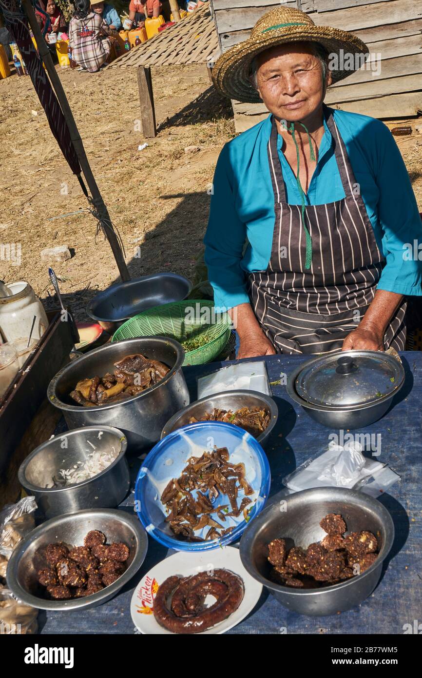Marktfrau, Lebensmittel aus Rindfleisch oder Rinderhaut, Markt von Demoso, nahe Loikaw, Kayah-Staat, Myanmar Stock Photo