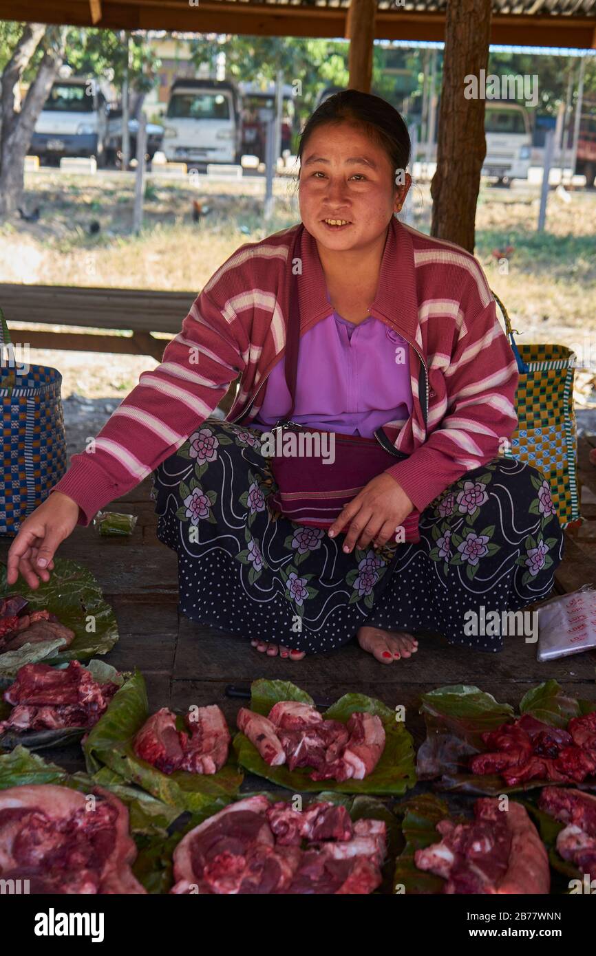 Marktfrau mit Schweinefleisch, Markt von Demoso, nahe Loikaw, Kayah-Staat, Myanmar Stock Photo