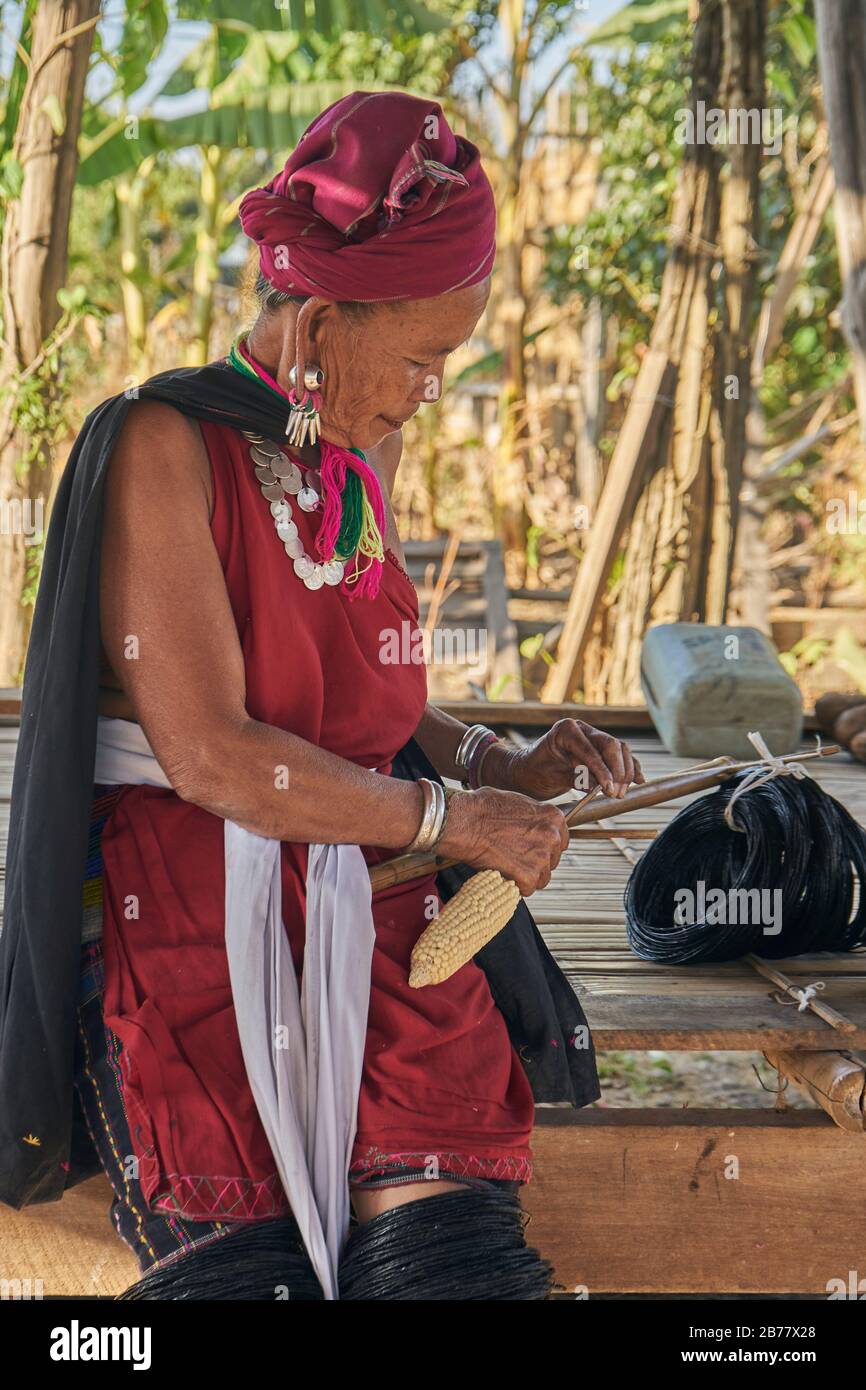 Frau des Volksstamm der Kayah mit lackierten Beinringen aus Schilf, Dorf Hta Nee La Leh, Kayah-Staat, Myanmar Stock Photo