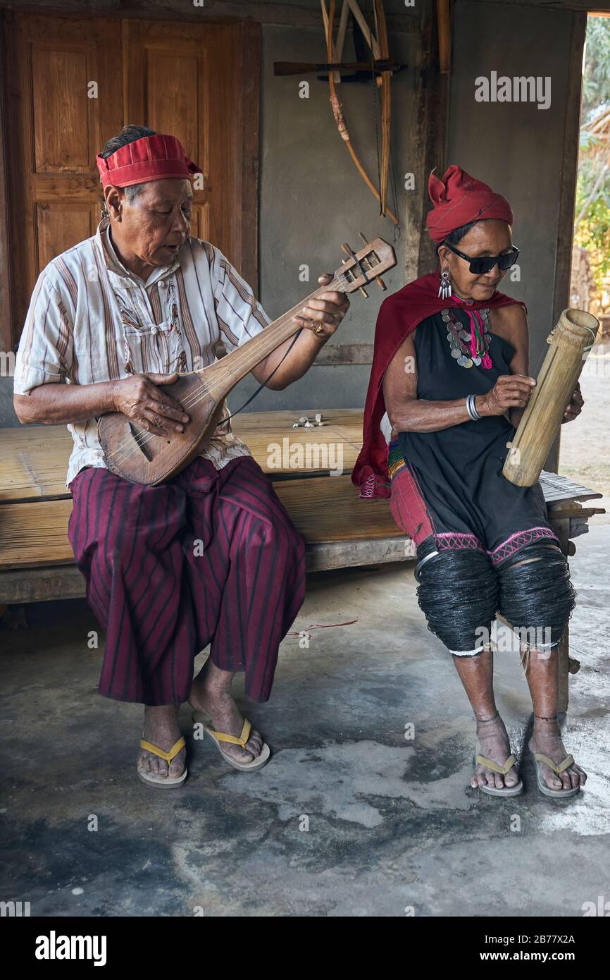 Musizierendes Paar im Musikhaus, Volksstamm der Kayah, Dorf Hta Nee La Leh, Kayah-Staat, Myanmar Stock Photo